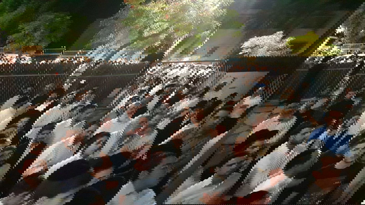 תושבים לרב קוק: "אם תלך - כולנו אחריך" 