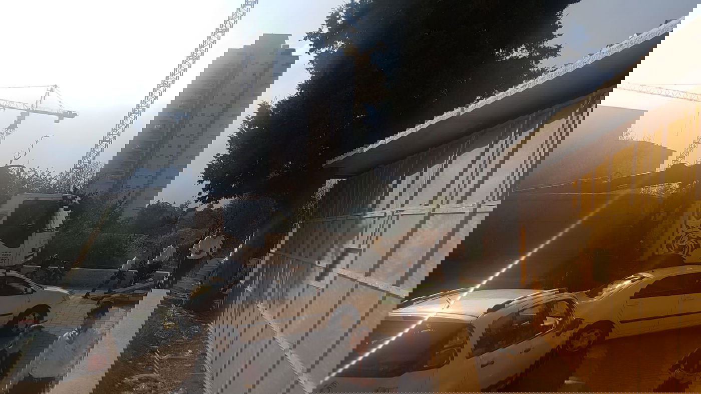 מנוף הגיע לפנות בית כנסת; אברכים פתחו בזעקות