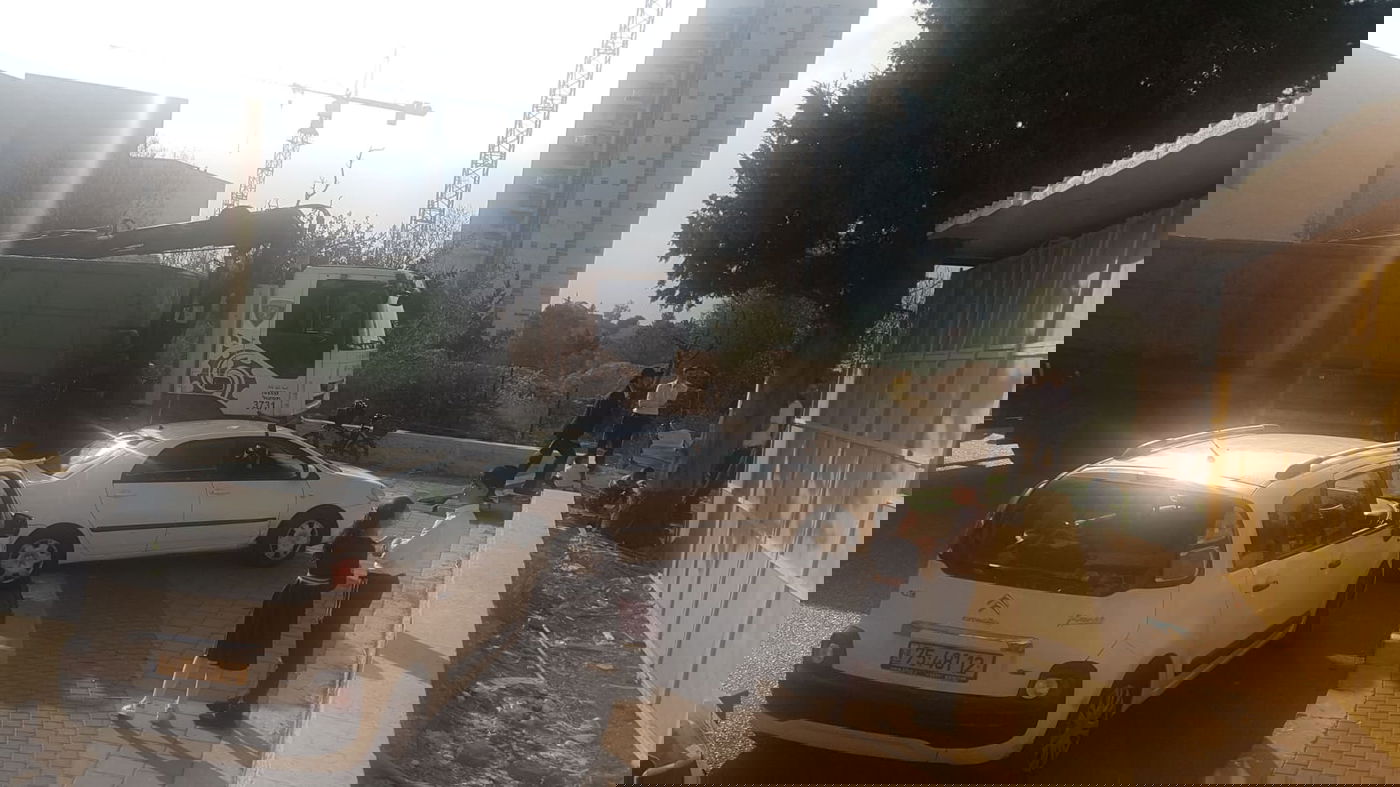 מנוף הגיע לפנות בית כנסת; אברכים פתחו בזעקות