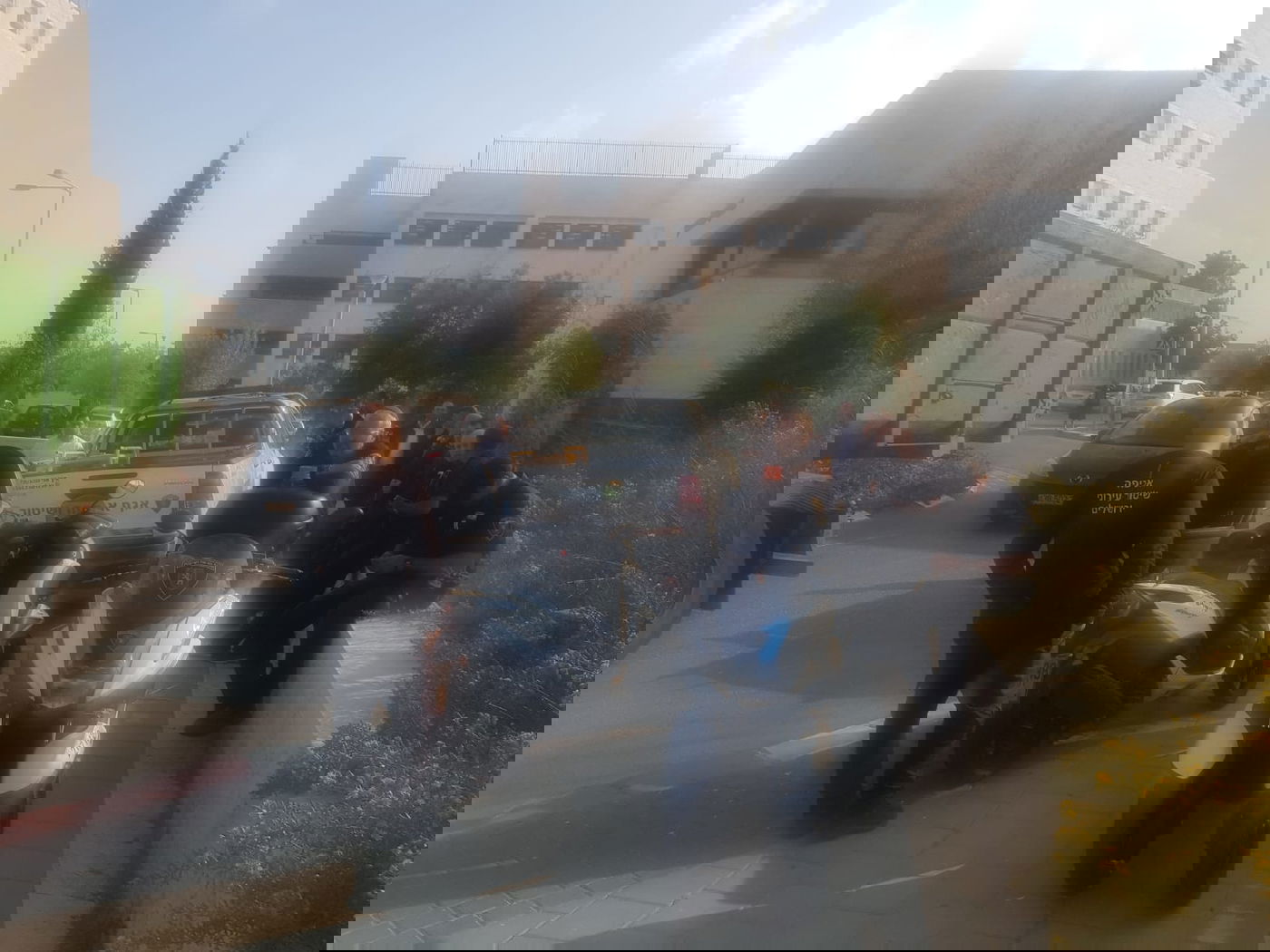 מנוף הגיע לפנות בית כנסת; אברכים פתחו בזעקות