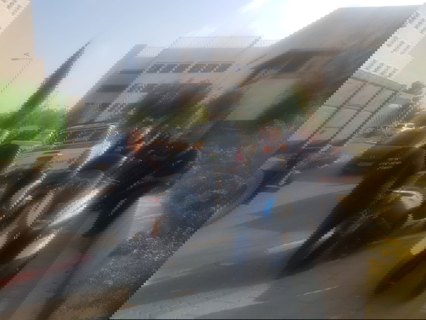 מנוף הגיע לפנות בית כנסת; אברכים פתחו בזעקות