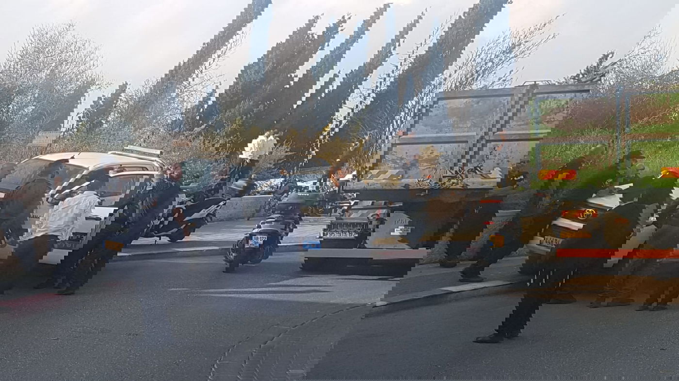 מנוף הגיע לפנות בית כנסת; אברכים פתחו בזעקות