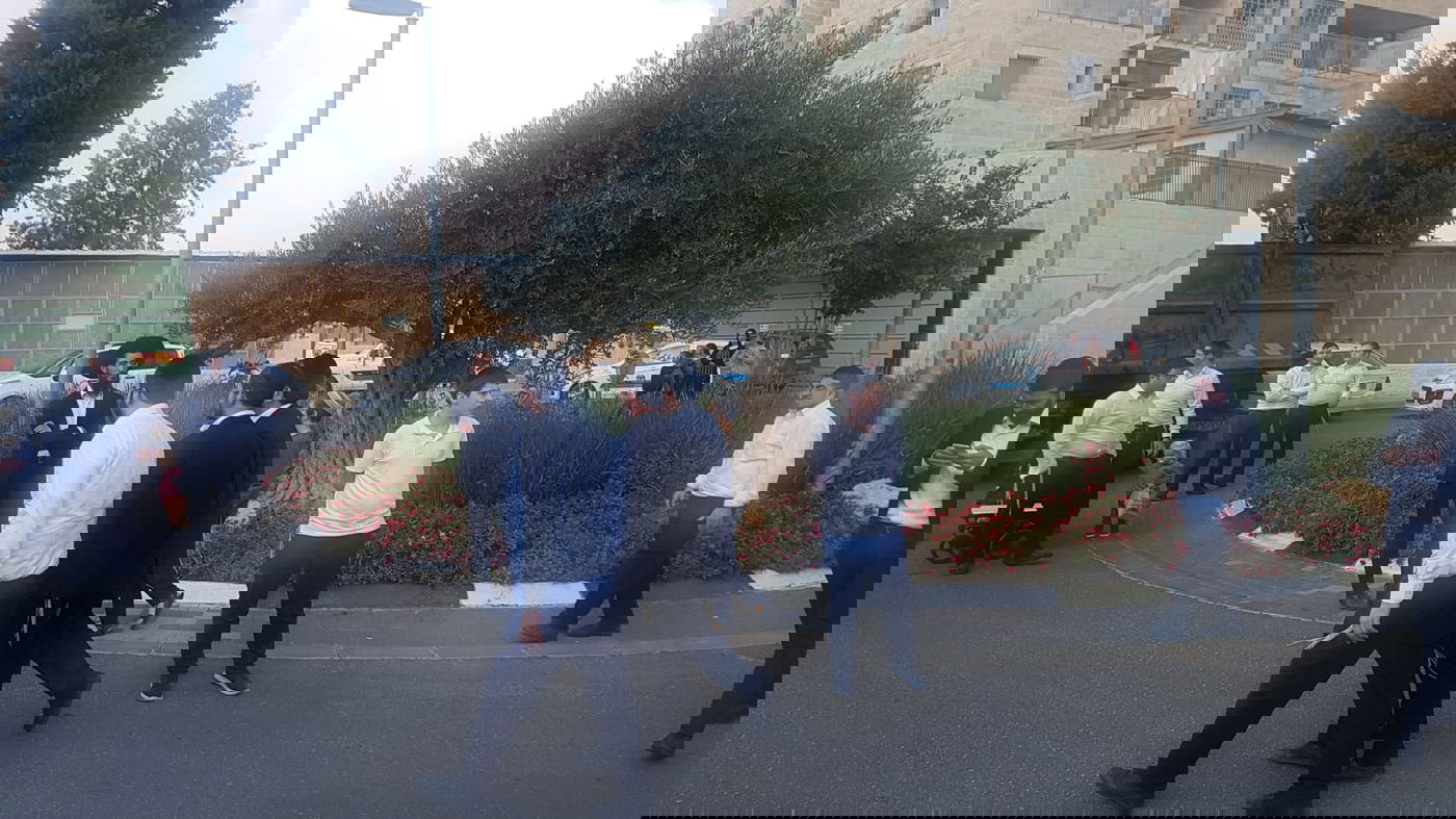 מנוף הגיע לפנות בית כנסת; אברכים פתחו בזעקות