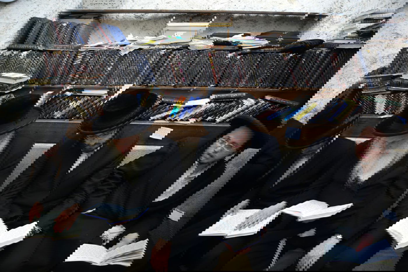 תיעוד: המתפללים בהילולת שמעון הצדיק