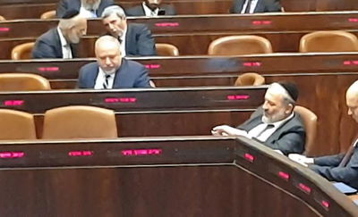 הנתק בין החברים: אביגדור ליברמן ואריה דרעי במרחק מטר