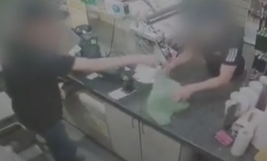 באיומי סכין: נכנס לחנות ושודד את המוכר