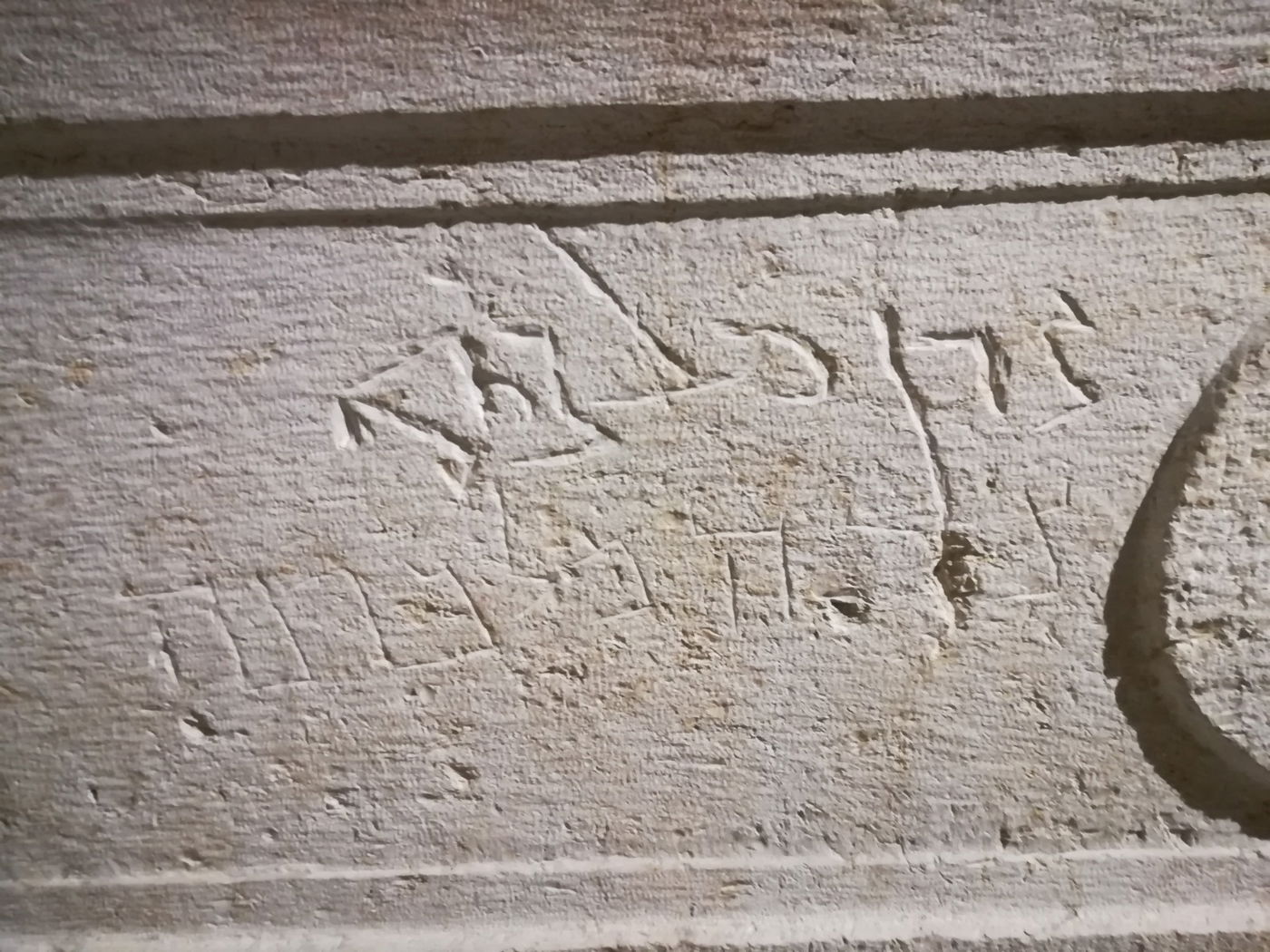 בקבר הנמצא במוזיאון הלובר בפריז: כתוב "צדן מלכתא" בעיברית צדן היא חדייב