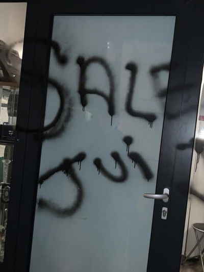 צרפת: פורעים אנטישמיים ריססו סלון פאות