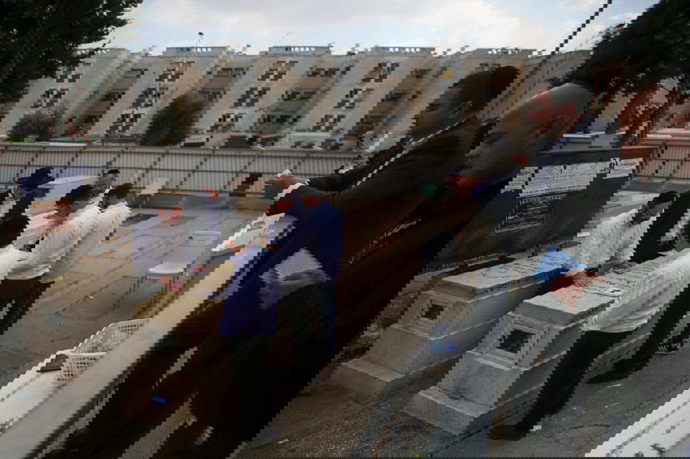 ערב ההילולא: מתפללים על ציון מרן הגר"ע יוסף