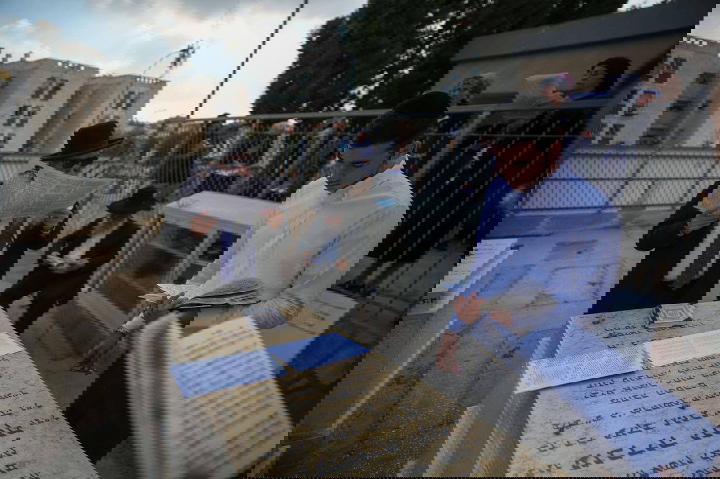 ערב ההילולא: מתפללים על ציון מרן הגר"ע יוסף