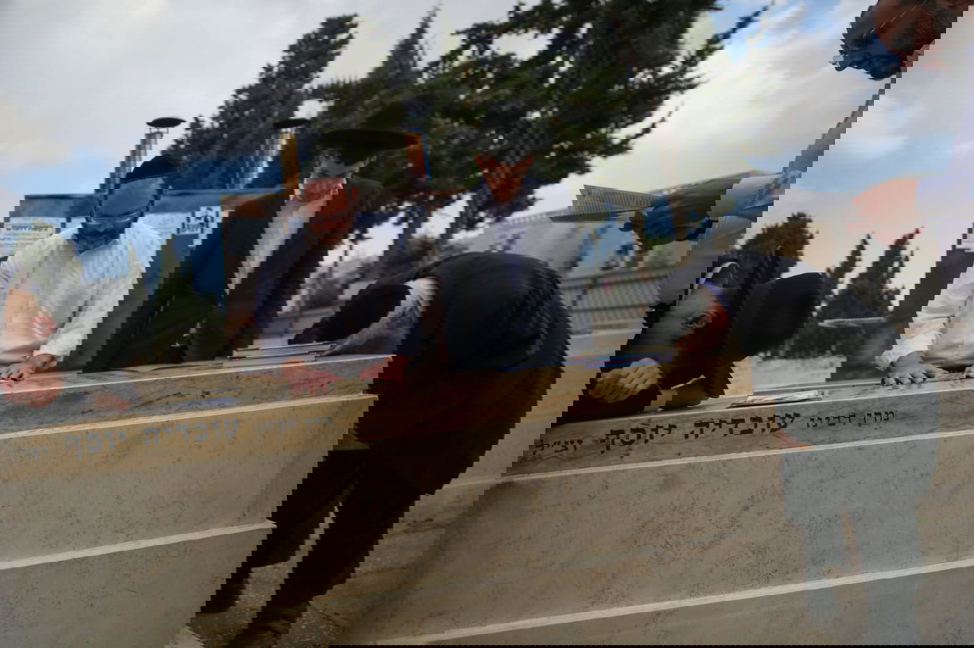 ערב ההילולא: מתפללים על ציון מרן הגר"ע יוסף