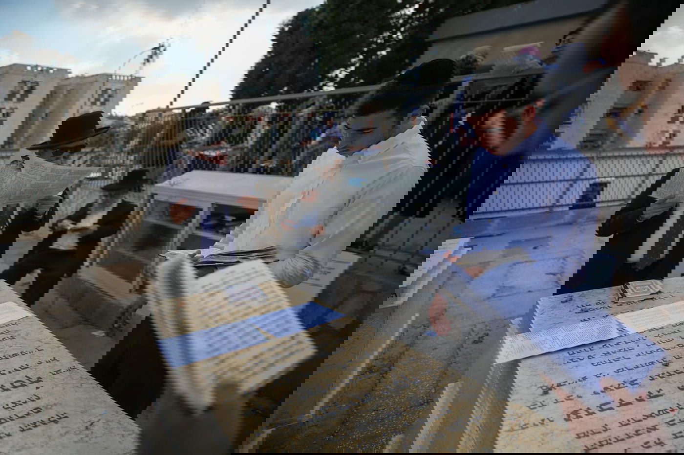 ערב ההילולא: מתפללים על ציון מרן הגר"ע יוסף