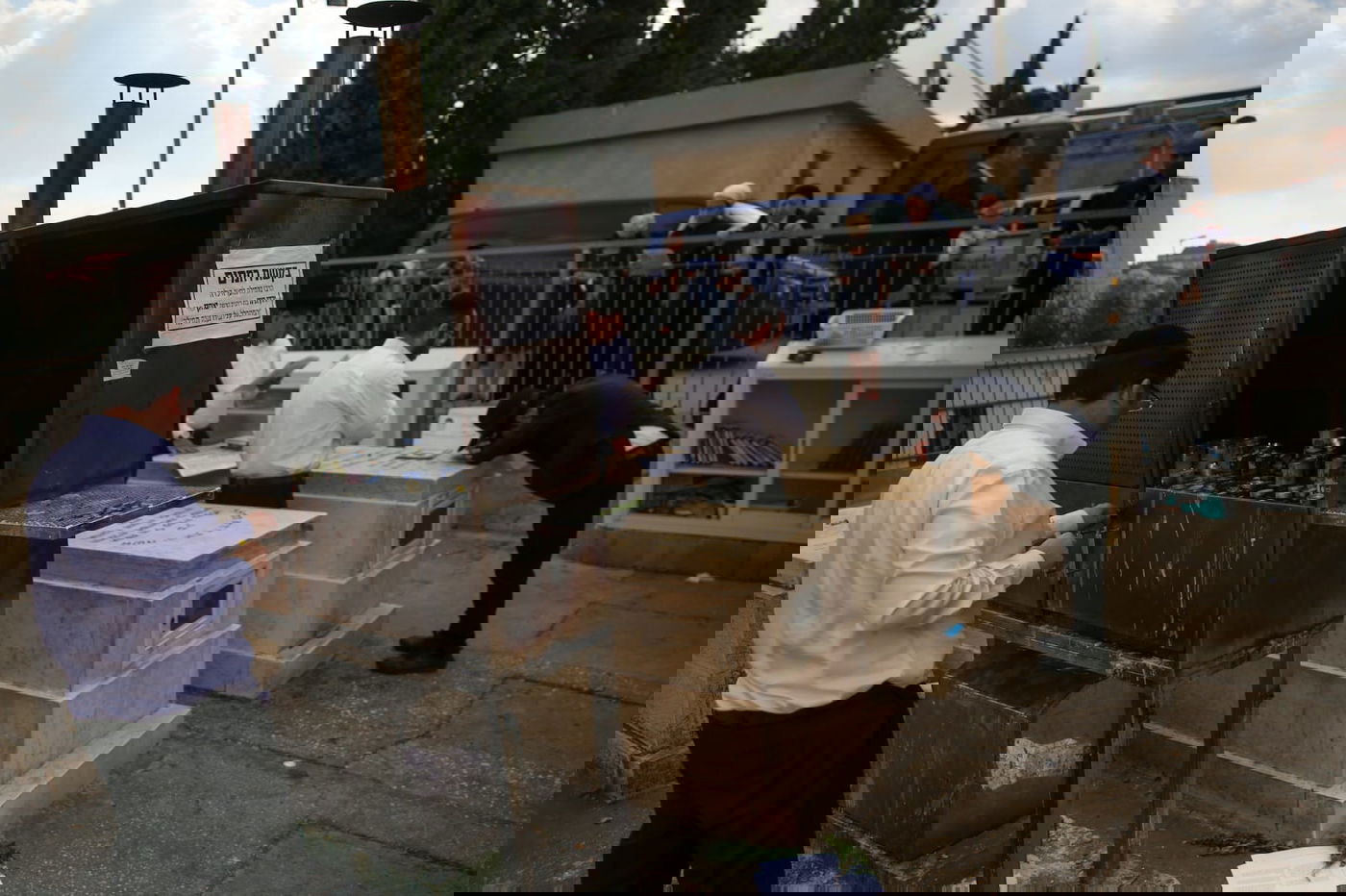 ערב ההילולא: מתפללים על ציון מרן הגר"ע יוסף