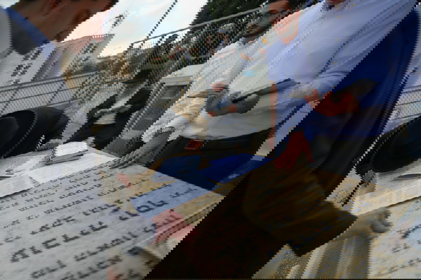 ערב ההילולא: מתפללים על ציון מרן הגר"ע יוסף