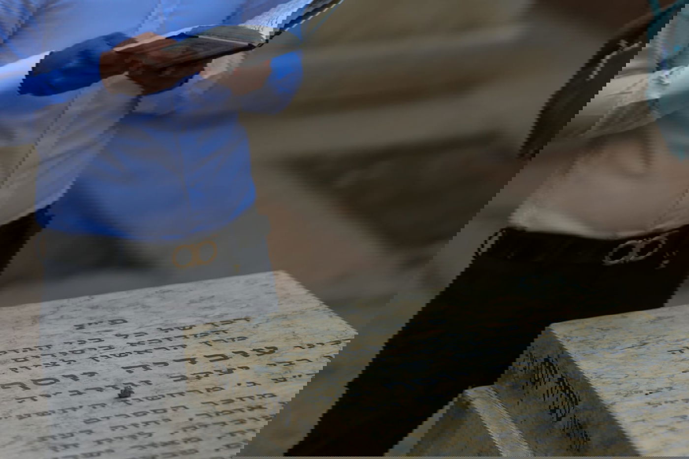 ערב ההילולא: מתפללים על ציון מרן הגר"ע יוסף