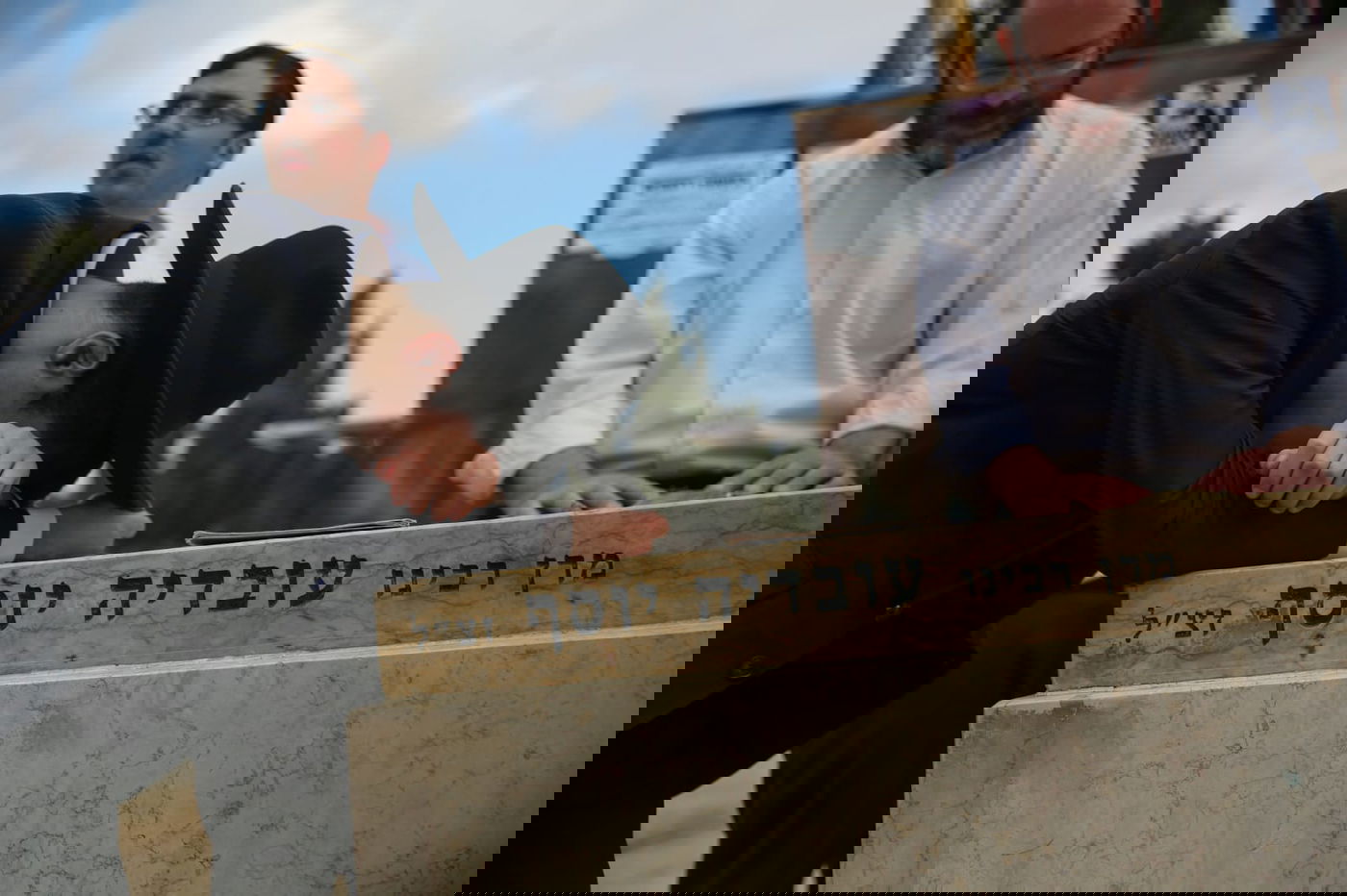 ערב ההילולא: מתפללים על ציון מרן הגר"ע יוסף