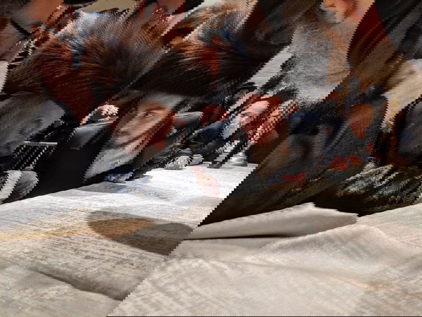 האדמו"ר מסקולען רקד עם המשב"ק מחוץ לאולם