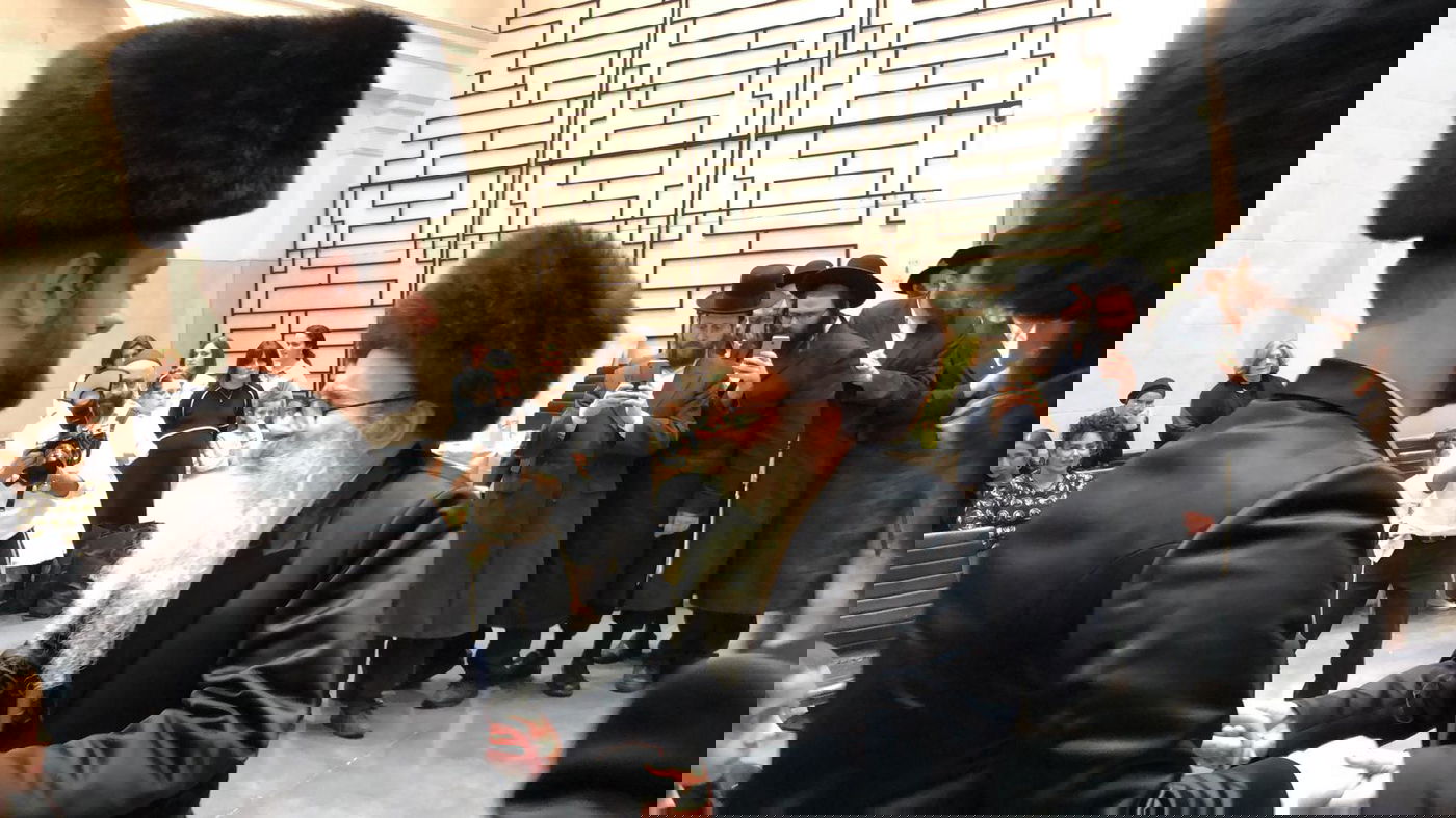 האדמו"ר בריקוד עם החתן