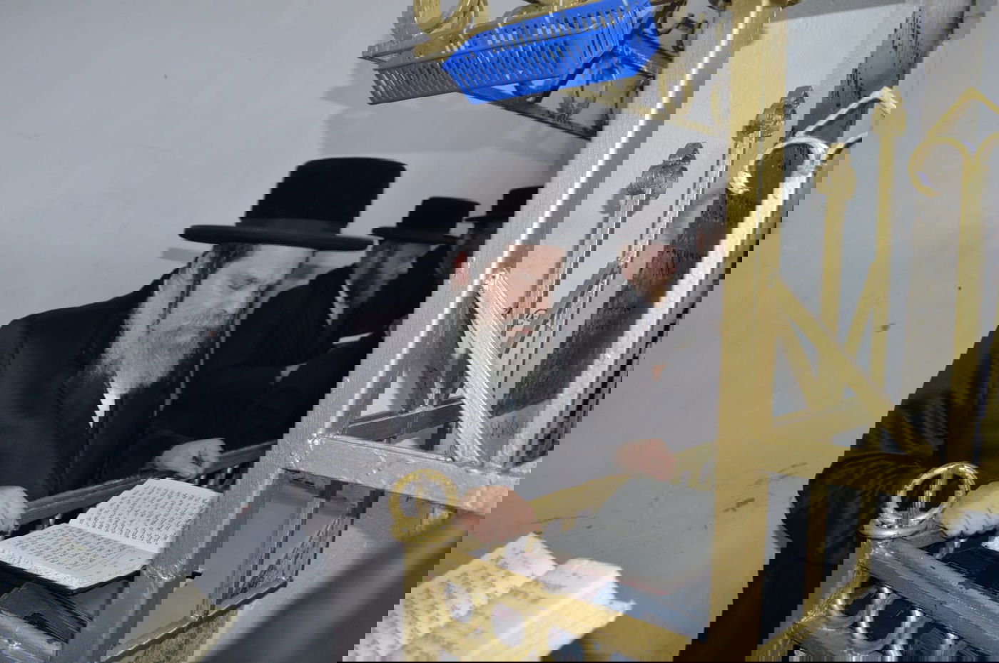 האדמו"ר מנדבורנה-ביתר במסע קברי צדיקים בפולין