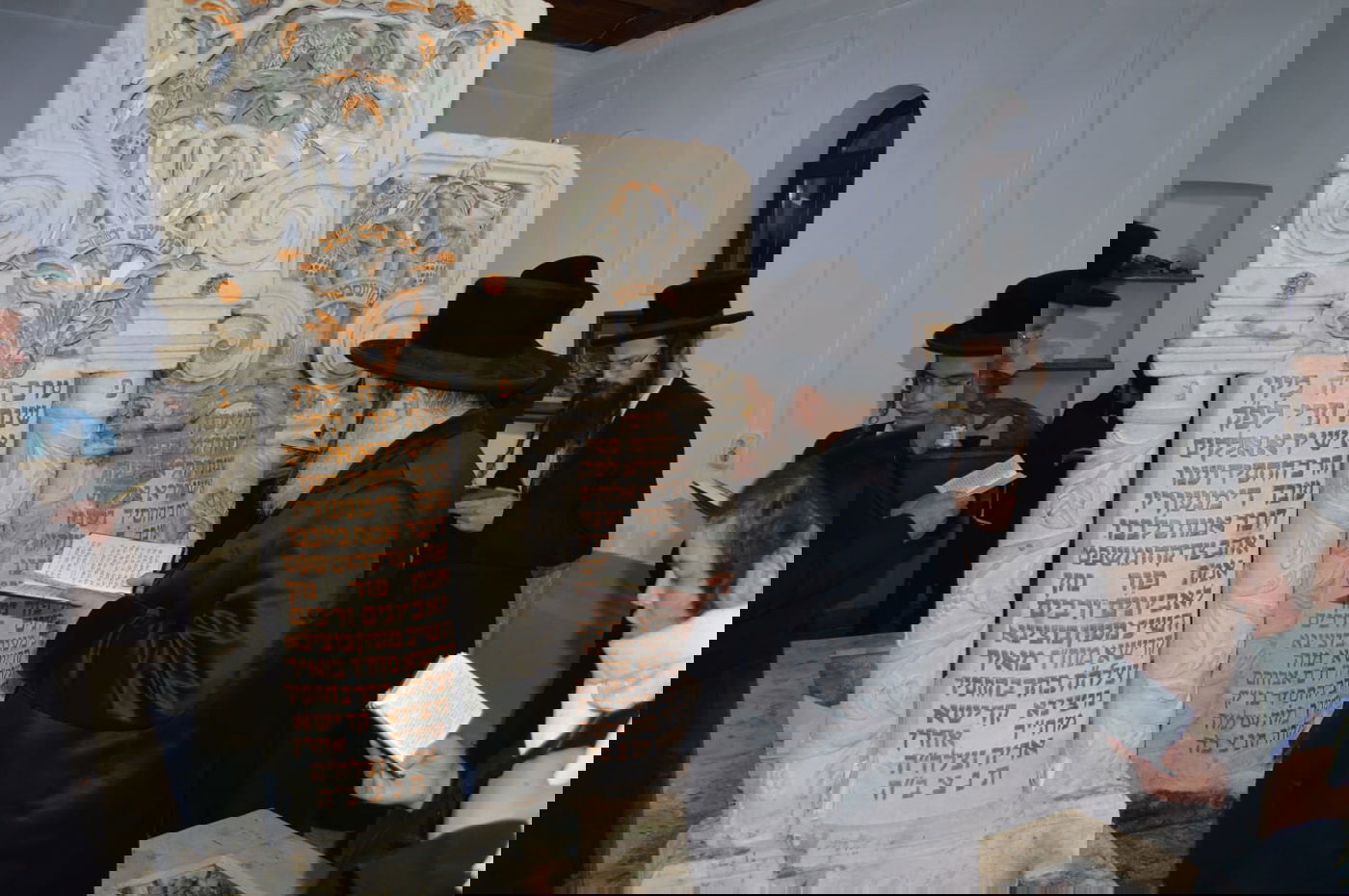 האדמו"ר מנדבורנה-ביתר במסע קברי צדיקים בפולין