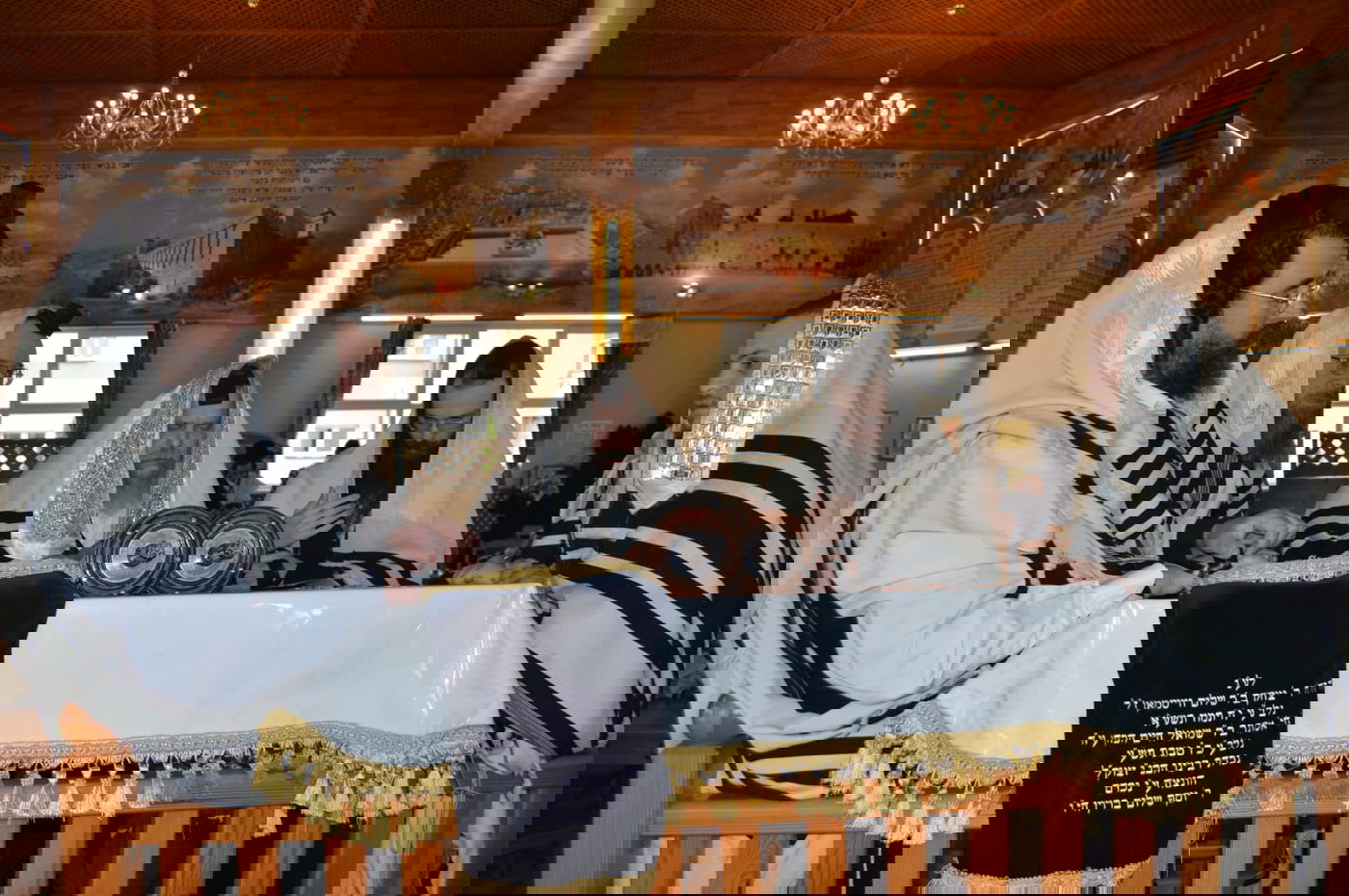 האדמו"ר מנדבורנה-ביתר במסע קברי צדיקים בפולין