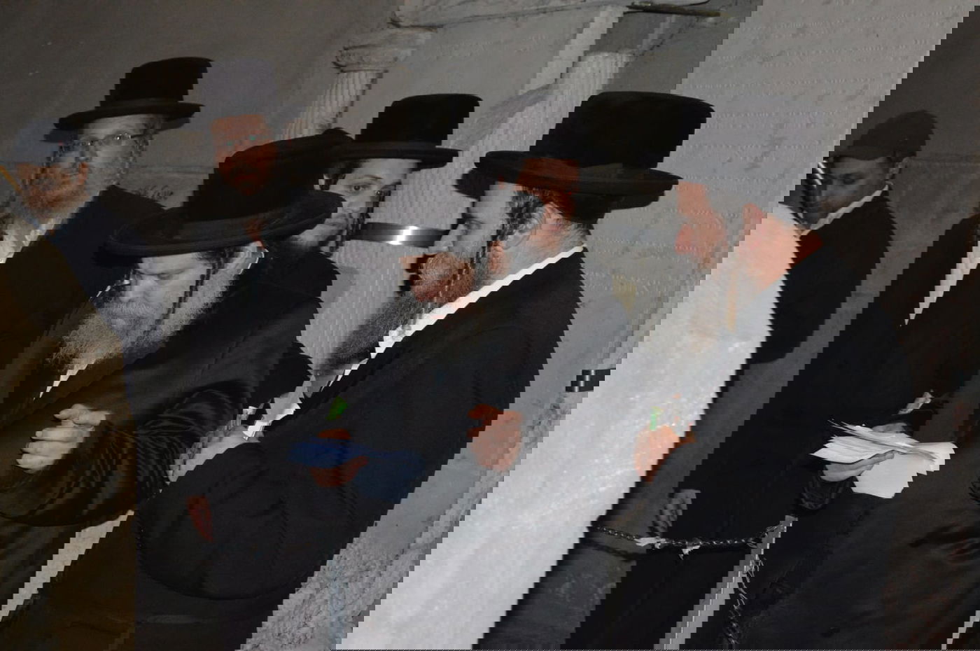 האדמו"ר מנדבורנה-ביתר במסע קברי צדיקים בפולין