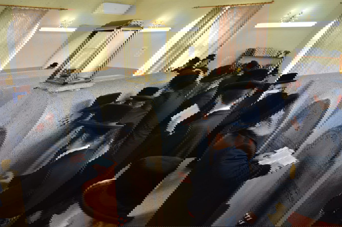 האדמו"ר מנדבורנה-ביתר במסע קברי צדיקים בפולין