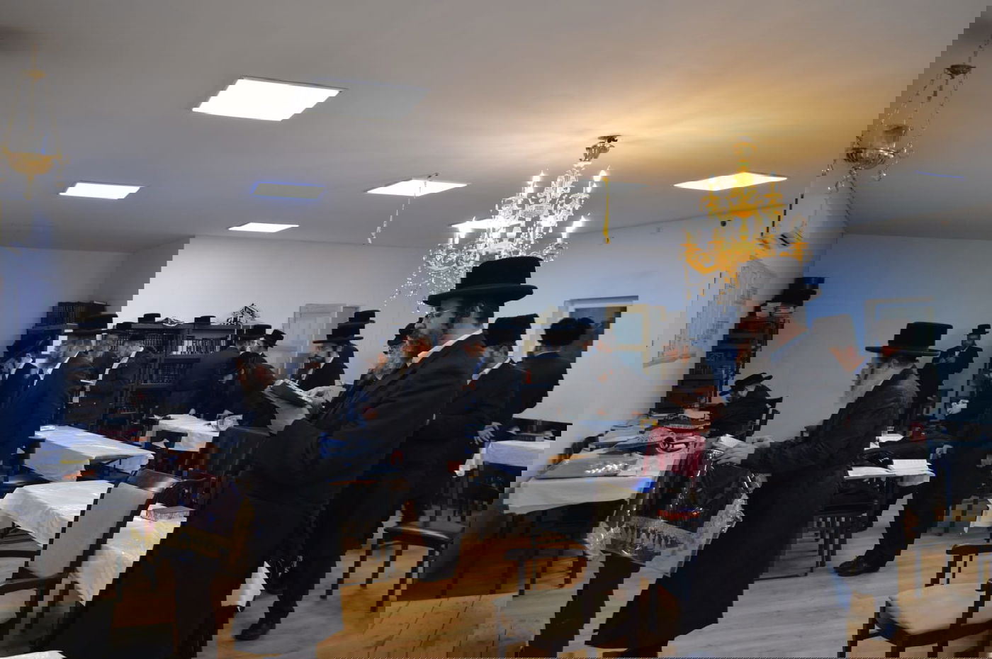 האדמו"ר מנדבורנה-ביתר במסע קברי צדיקים בפולין