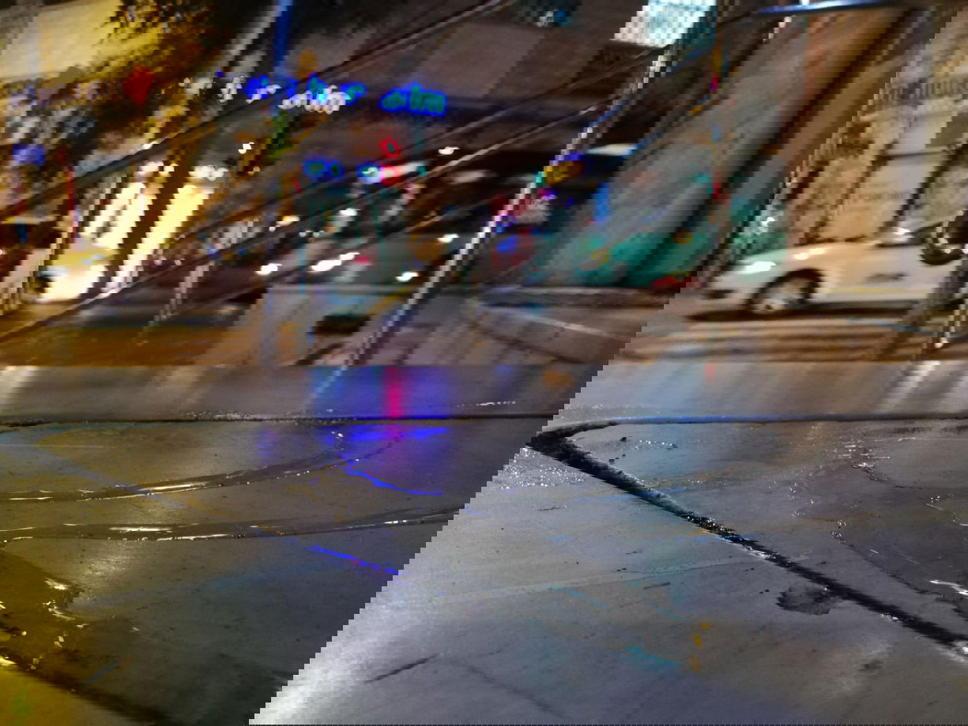 לא מרכז תיירות: פטל דביק בליל שבת בשכונת מאה שערים