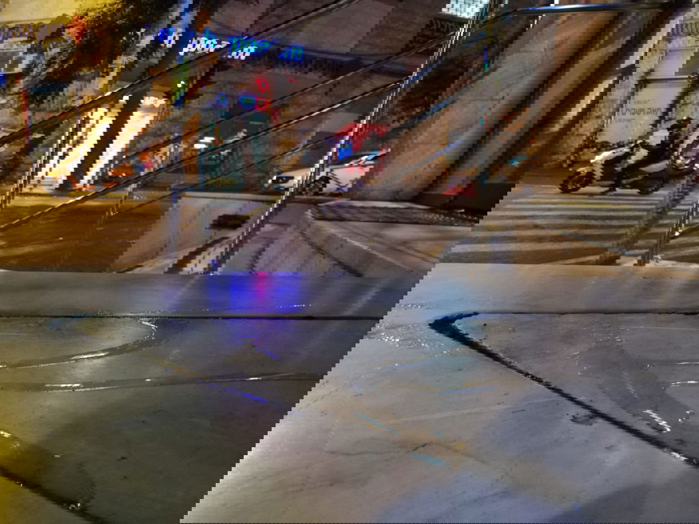 לא מרכז תיירות: פטל דביק בליל שבת בשכונת מאה שערים