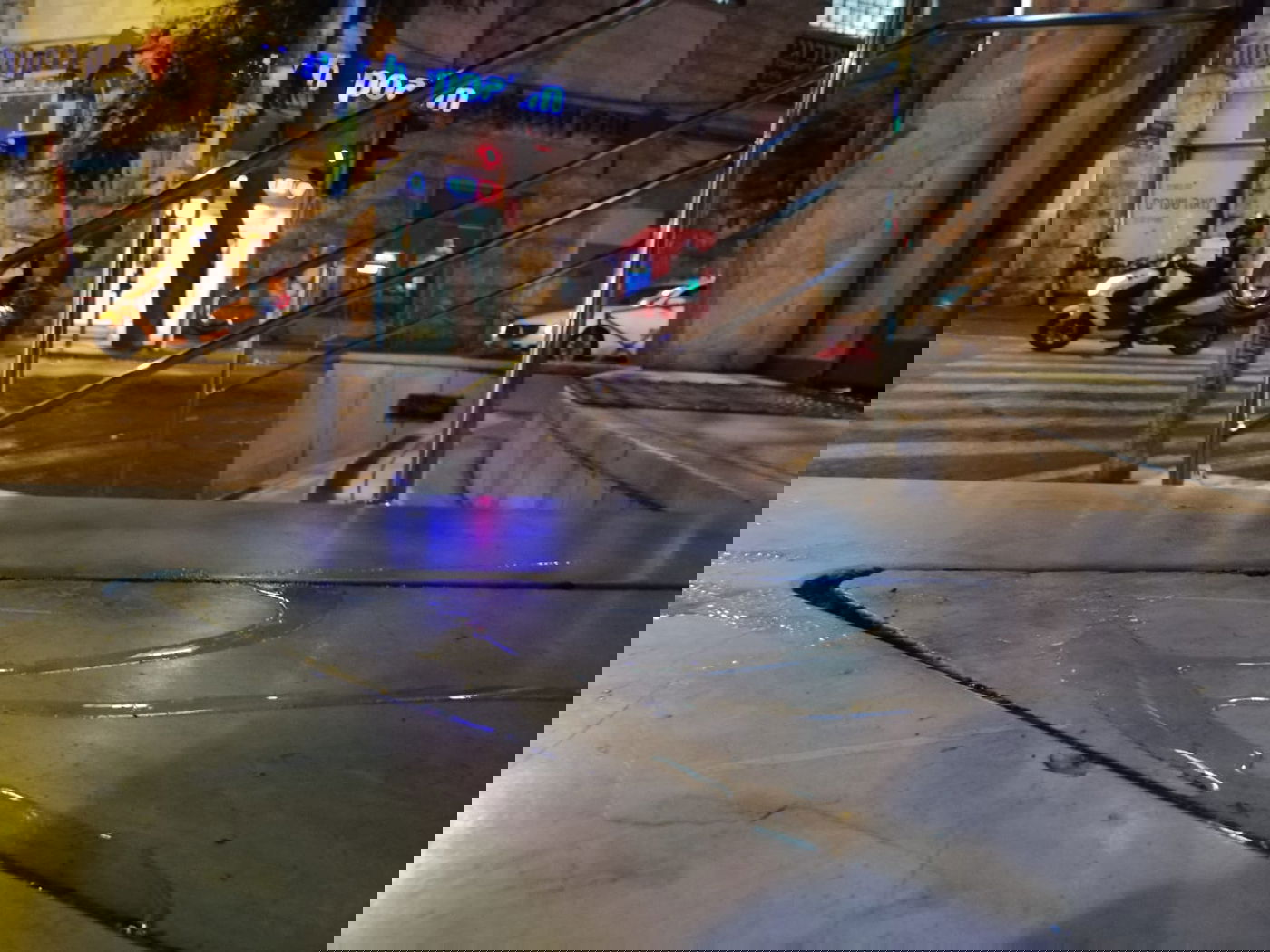 לא מרכז תיירות: פטל דביק בליל שבת בשכונת מאה שערים