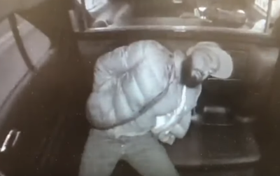 בתוך הניידת: שלף אקדח - למרות האזיקים