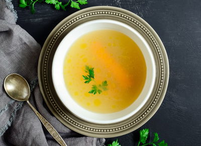 מרק עוף וירקות צח בריא וטעים