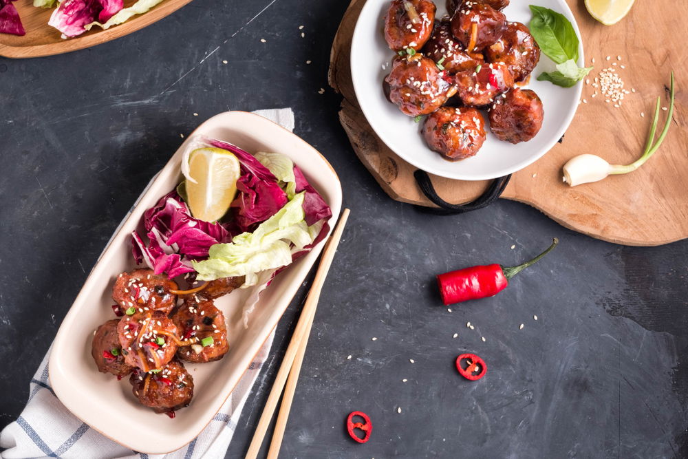 סטיקי מיטבולס. קציצות עוף אסייתיות