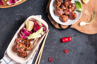 סטיקי מיטבולס. קציצות עוף אסייתיות