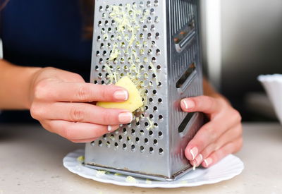 לגרד ג'ינג'ר בקלות