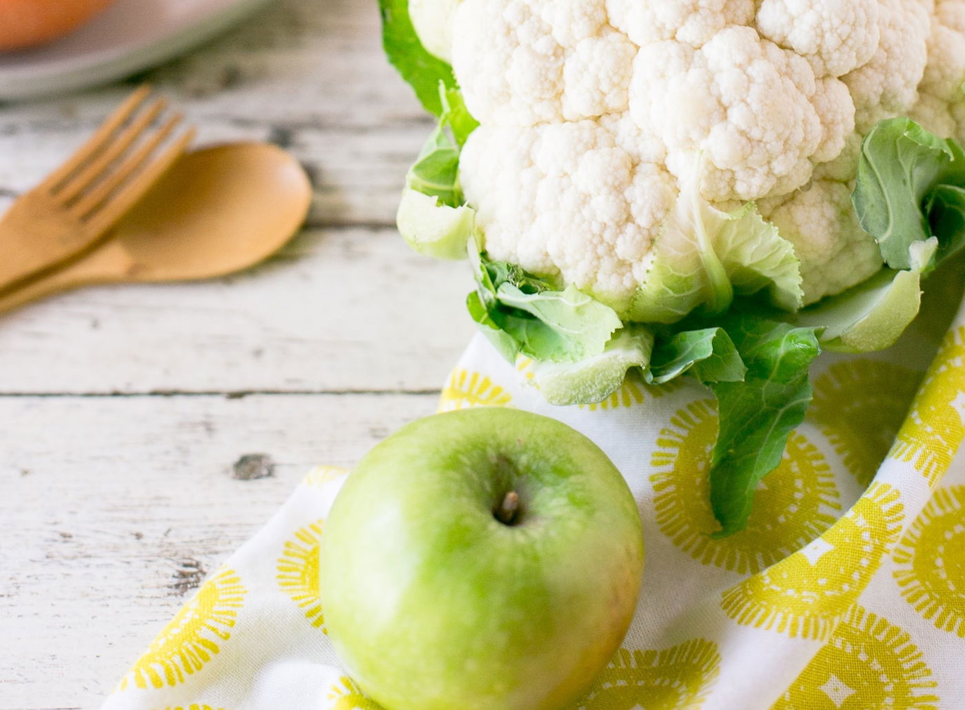 סלט כרובית עם תפוחי עץ וגרגרי רימון ברוטב טחינה ודבש