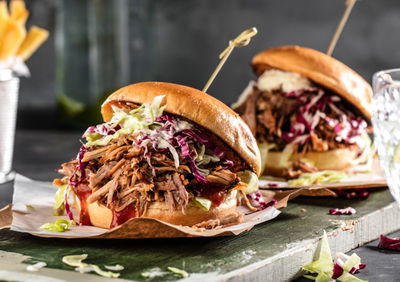 עוף מפורק עם ראנץ' אבוקדו