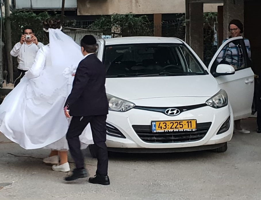 הכלה, ליד ביתה