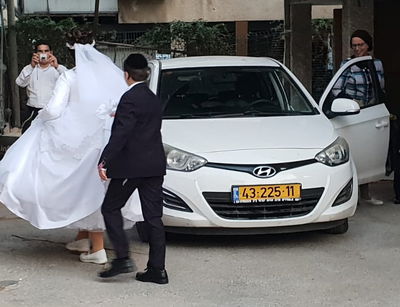 הכלה, ליד ביתה