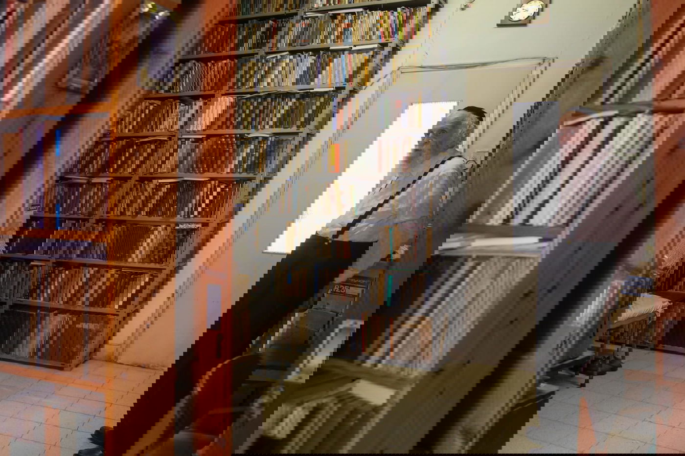 בן ה-90 שרוכש בכל יום ספר חדש • תיעוד