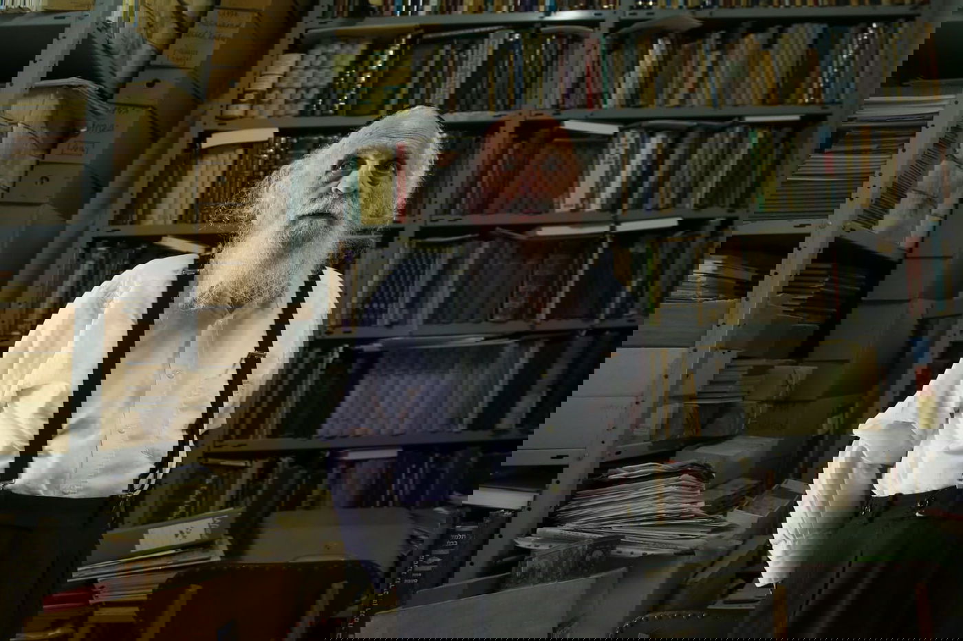 בן ה-90 שרוכש בכל יום ספר חדש • תיעוד