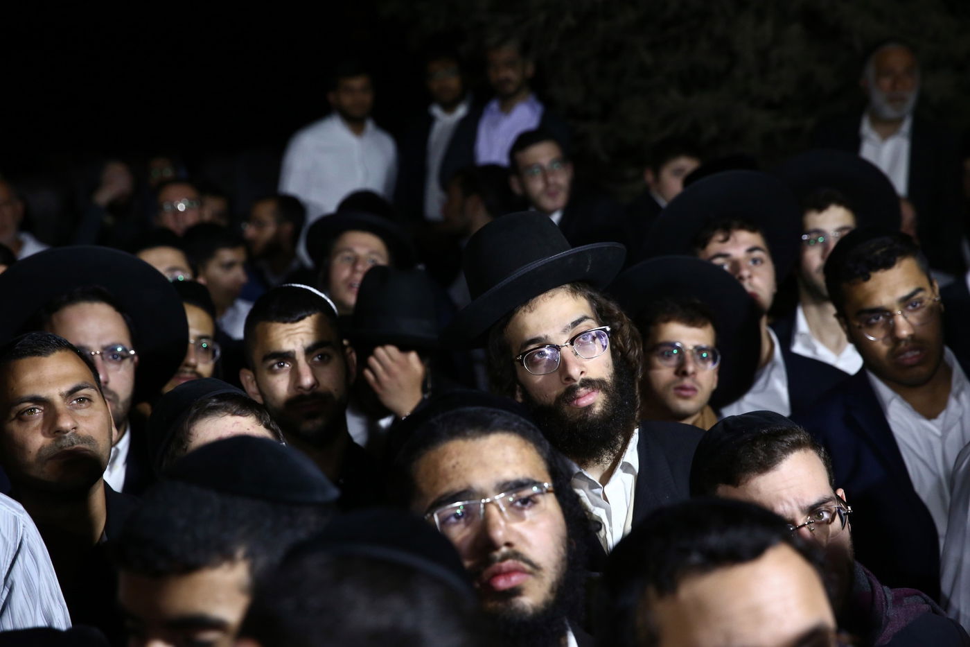 בחצות לילה: המונים בציון מרן הגר"ע יוסף זצ"ל