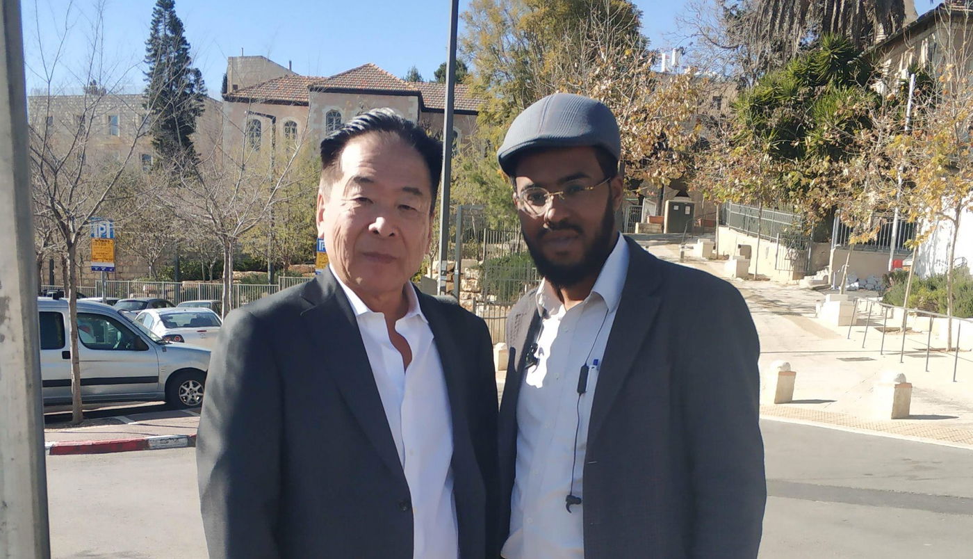 דן במרתף השואה עם בנו של הקונסול היפני שסייע בהצלת ישיבת מיר