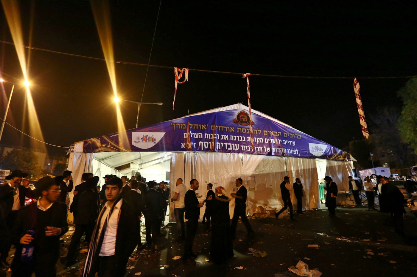 בחצות לילה: המונים בציון מרן הגר"ע יוסף זצ"ל