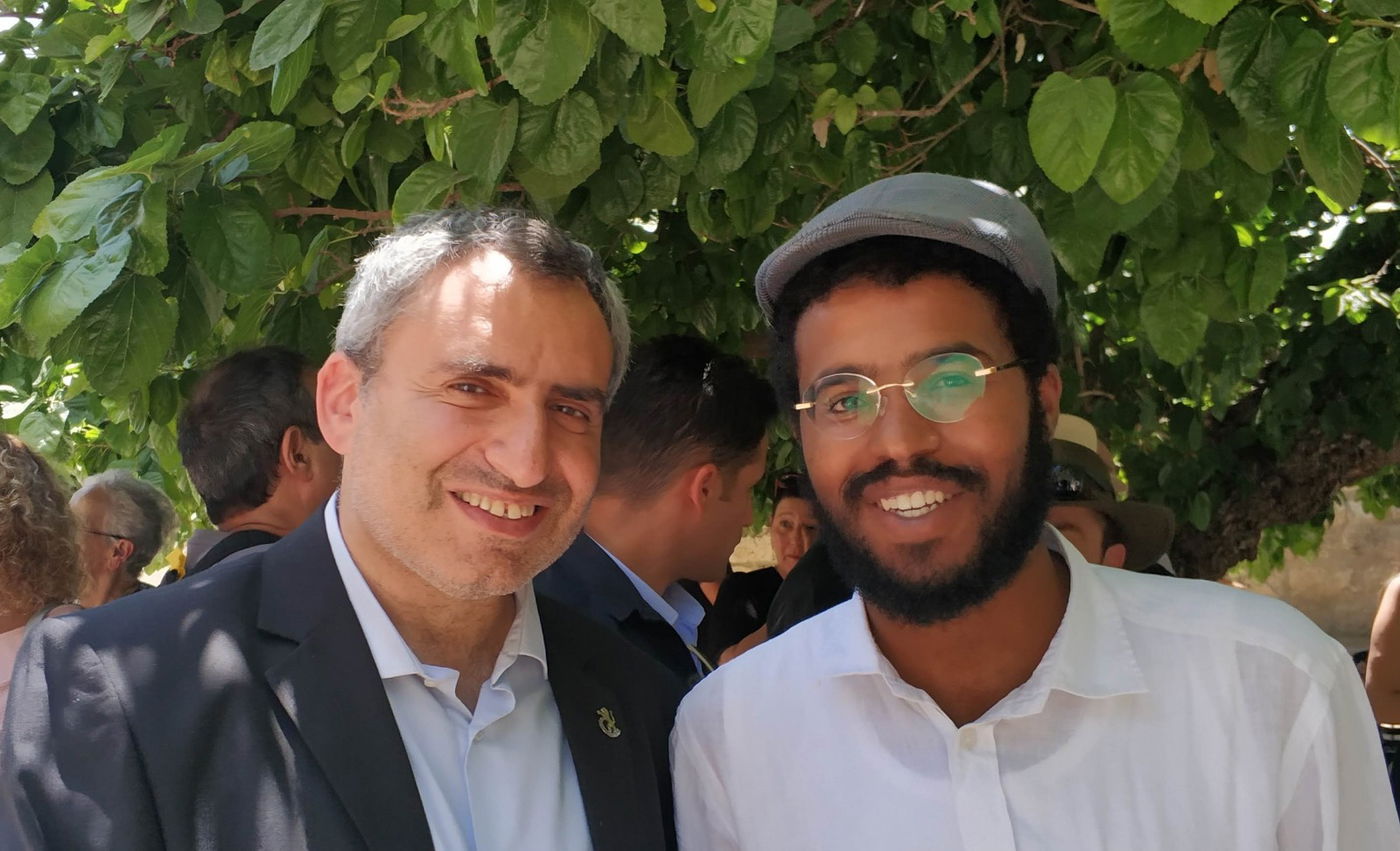 דן והשר זאב אלקין במרתף השואה