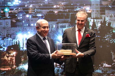 ראש הממשלה בנימין נתניהו מקבל מאת ד"ר מייק אוונס, אבן מבית התקיעה ששימשה לתקשורת בעבר הרחוק.