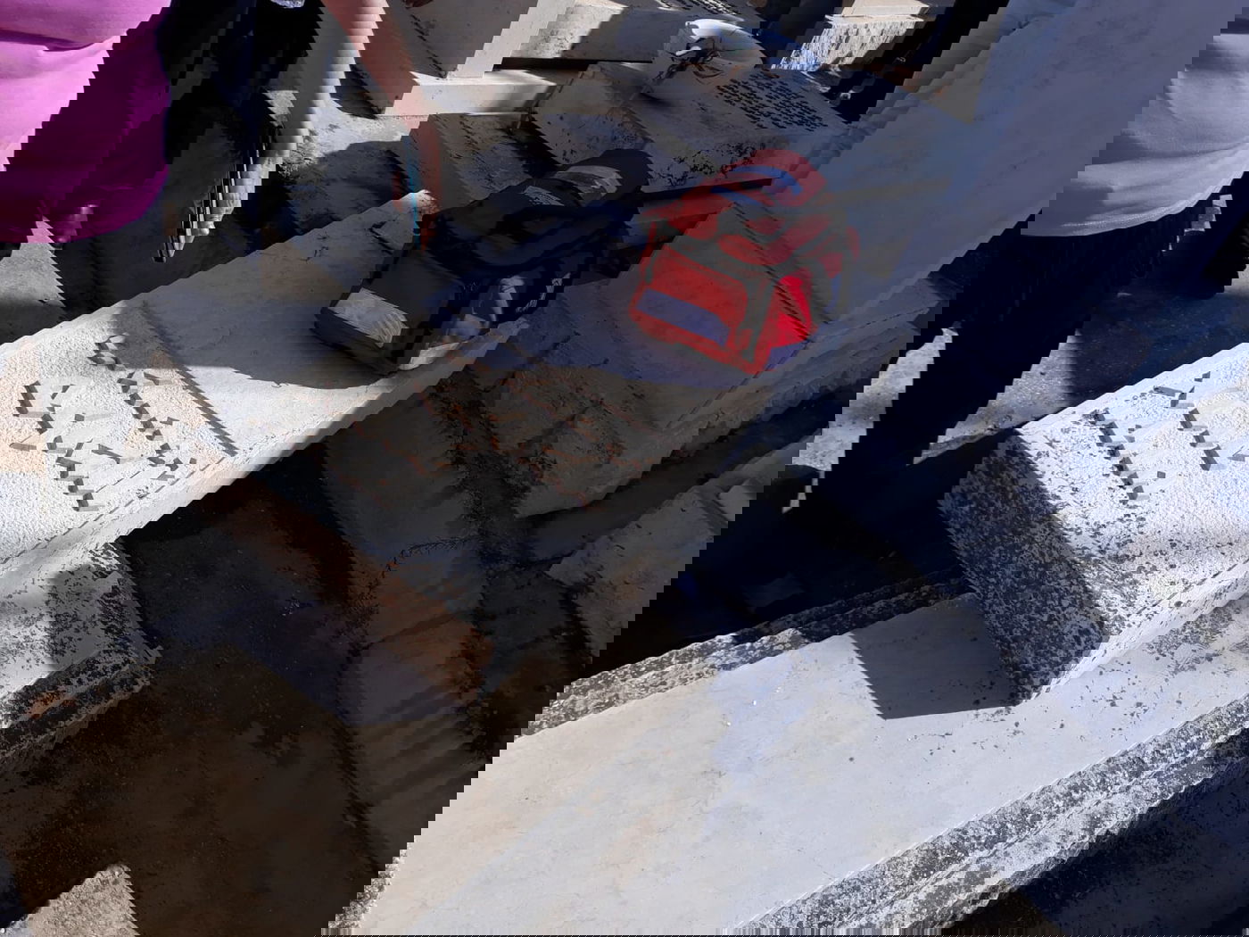 פ"ת: אדם נשען על מצבה והובהל לביה"ח