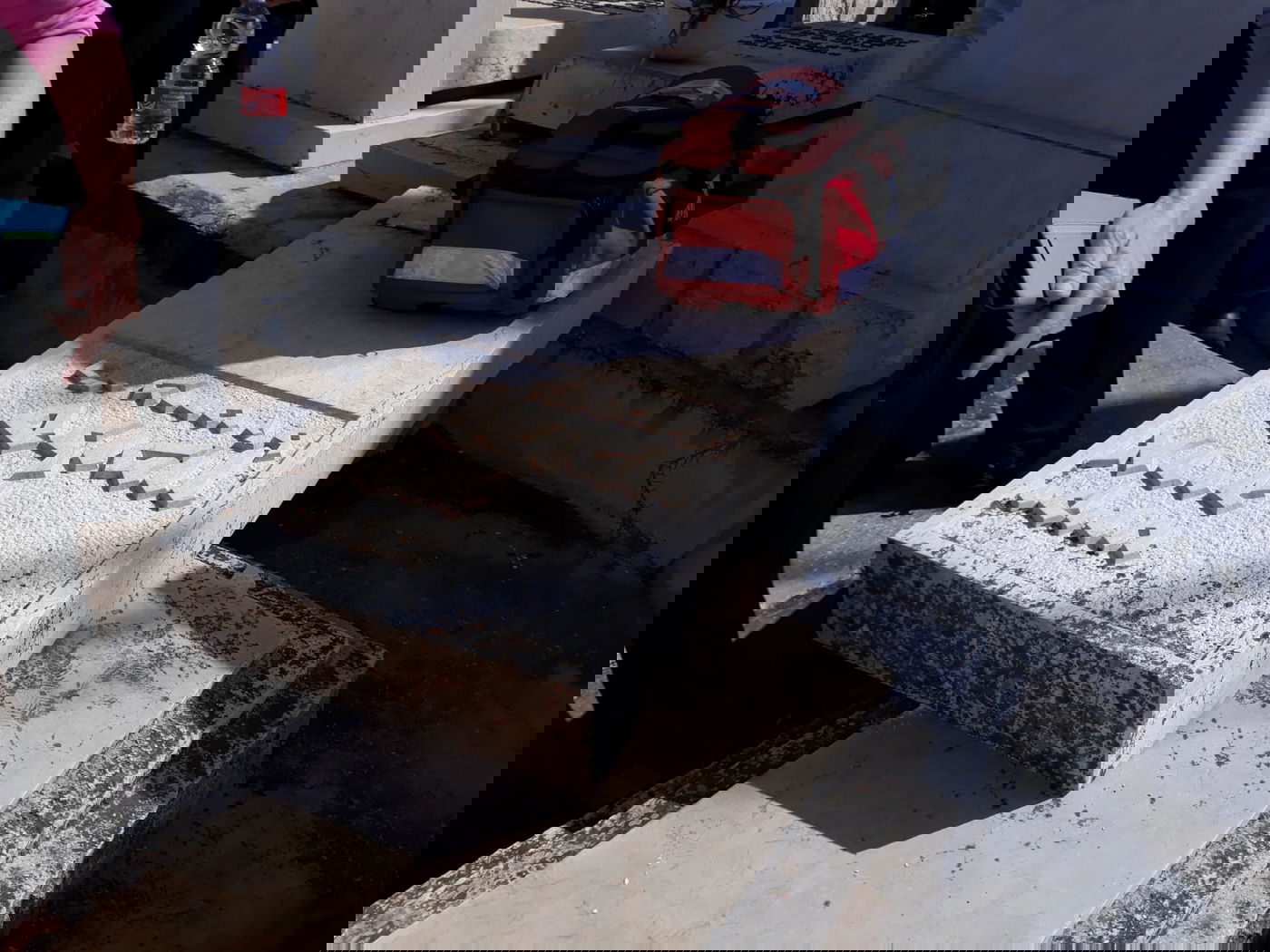 פ"ת: אדם נשען על מצבה והובהל לביה"ח