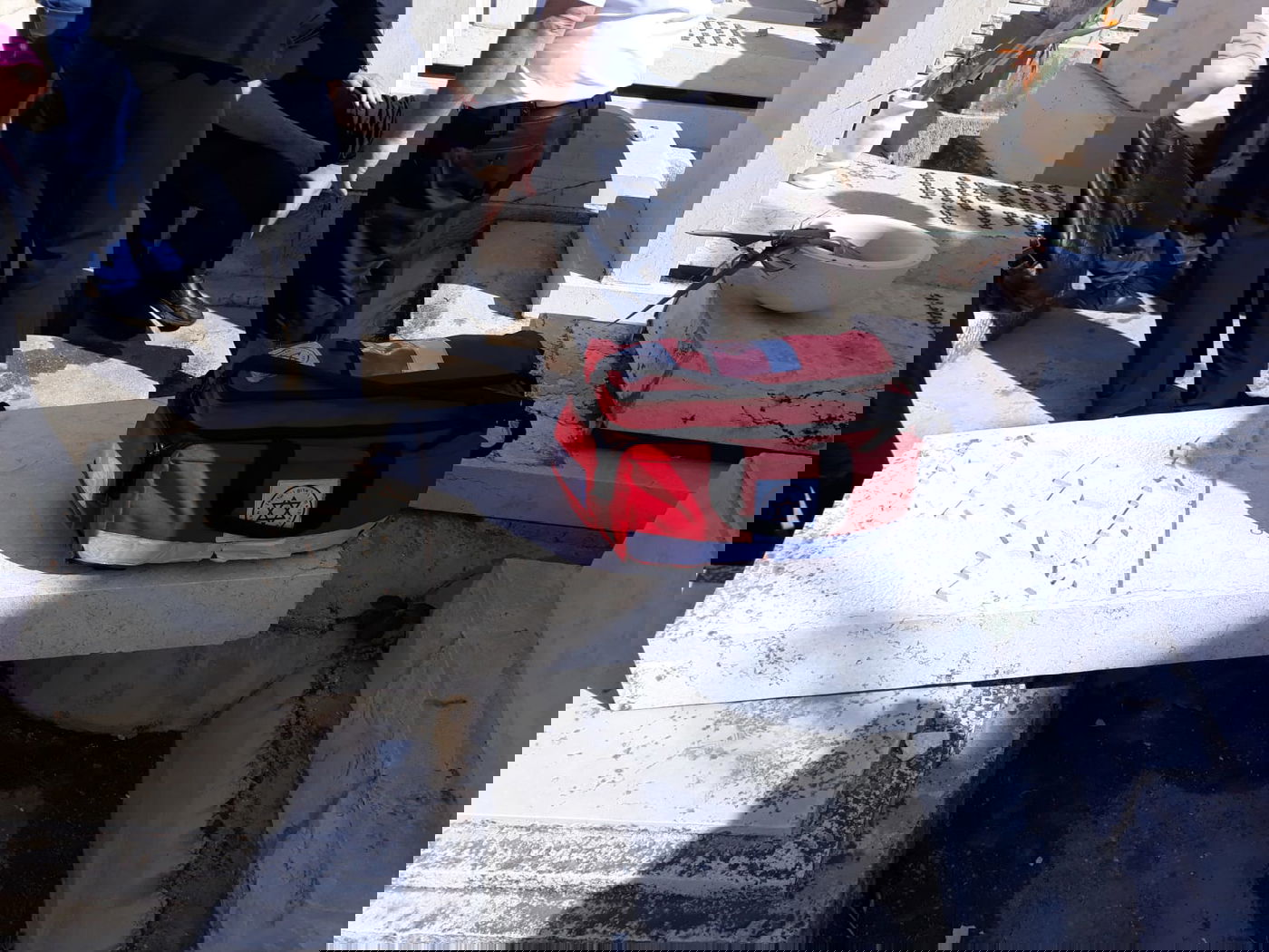 פ"ת: אדם נשען על מצבה והובהל לביה"ח